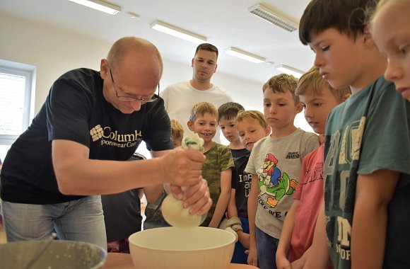 Ukázali jsme prvňáčkům, jak se dělá máslo